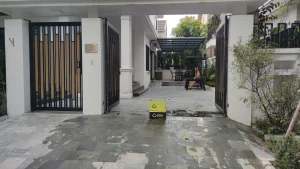 Cổng sắt tự động nan gỗ mang lại sự hiện đại