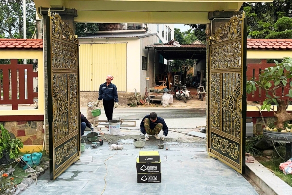 lắp đặt mẫu cổng tự động nhôm đúc